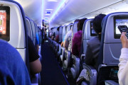飛行機内で妊婦から席を譲るようお願いされた男性がそれを拒否した。私って間違ってる？
