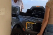 子供の乗用カーをドアから必死に運び出そうとするママたちの決定的な間違いはこの後すぐ！