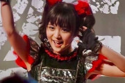 ビリー・アイリッシュのほうがSu-METALより身長が高い設定になってる！　【海外の反応】