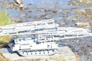 「自分で橋を架けて渡り、回収までするレゴの『架橋戦車』がすごい…」動きが注目を集める