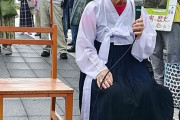 【画像あり】韓国人「日本人女性がチョゴリを着て慰安婦少女像のコスプレをして絶叫！」慰安婦は少女の時に日本軍に連行された！少女像の展示の何が間違っているのか！
