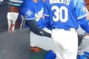 【海外の反応】大谷翔平、ダグアウトでこぼしたジュースを自分で掃除→海外ファン感動「野球選手としてより人間として最高」「これが日本の文化だ」