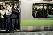 海外「もはやアニメの世界だよ！現実とは思えない」今だに驚かれる日本の満員電車
