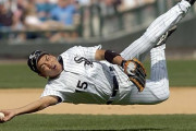 【海外の反応】井口資仁がMLB時代に見せた超絶アクロバットプレー「史上最高の内野守備」