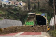 海外「まるでゾンビ映画！」土で道路を封鎖する中国に海外びっくり仰天！（海外の反応）