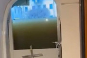 大雨に見舞われたイタリアの家の窓の外が…恐るべき景色になっているとき
