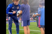 海外の反応：日本代表の監督と選手たちがチュニジア戦後に子供たちへ神ファンサ！中国人「見習おう」「日本の強さの理由」