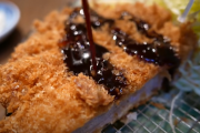 【海外の反応】「日本の黄金の食べ物です」日本のとんかつ。