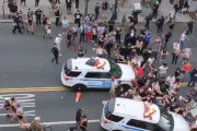 海外「一体アメリカでは何が起きているんだ？」 ニューヨーク警察が抗議している民衆をバリケードごと車で押し倒す