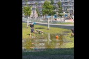 【動画】男「絶対に靴を濡らさないでボールをとってやるｗｗｗ」