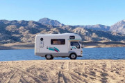 海外「日本製のキャンピングカーで湖まで行ってきた！」日本で作られたいすゞのトラックを改造したキャンピングカーに対する海外の反応