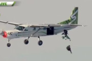 海外「上空7500mほどからネットを目指してパラシュートなしでジャンプする人」
