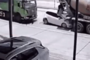 後ろから思いっきりドーン。すごい勢いで追突してくる車のハルクスマッシュ。海外の反応