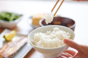 韓国人「日本人のご飯の食べ方には未だに違和感あるな...。茶碗持って箸で食うってすげーや。」