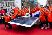 【海外】オーストラリアの大自然で太陽光発電の車がレース！風も活用するフィン付きの革新技術とは？