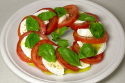 アメリカ人「イタリアではトマトとモッツアレラチーズで食事するらしいぞ…」
