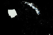 【海外】世界最大の氷山が崩壊！「星空の夜」のような幻想的な氷景色が出現へ
