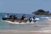 海外「初手逃亡犯。アメリカにダイナミックに船で上陸する不法移民達」