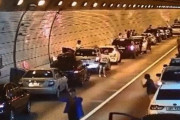 【海外の反応】韓国のトンネル内で交通事故が起きたら　海外の反応「それを無視する愚かな人が常にいる、韓国人はとても文明的で善人だ」