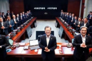 韓国人「K-防疫が世界の笑い者に‥」ブルームバーグ「K-防疫？韓国政府のうぬぼれが深刻なコロナ再流行を招く」ワクチン確保も他国より遅れ失望　韓国の反応