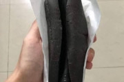 外国人「日本のIKEAが発売してた真っ黒ホットドッグを見てくれ…」