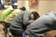 海外「日本人は働きすぎて忙しい、アメリカ人は食べすぎて忙しい」日本の仕事が大変なしるし？ ファストフード店のテーブルで眠る日本人たちに外国人から様々なコメントが
