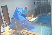 【海外】「プール掃除中に驚愕！カバーをめくったら底に犬が…？」