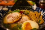アメリカのラーメンオタクが一蘭のラーメン再現してみた！「ナルト大好き！」「ナルトってさつま揚げ？」海外の反応