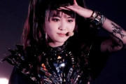 私服姿のBABYMETALがFlashにパパラッチされる part2　“松本人志が原因なんだ”　【海外の反応】