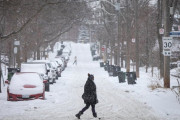 【動画】置き配泥棒さん、逃走時に車を雪に乗り上げ詰んでしまうｗｗｗｗ