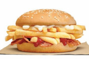 お好み焼きにご飯みたいなもんなのか？フライドポテトを挟んだバーガーキングのハンバーガーが登場（ニュージーランド）