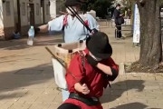 チャンバラアクションで日本の街をきれいにする「ゴミ拾い侍」の映像が海外で話題に（海外の反応）