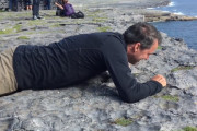 絶景を見ようと大奮闘する高所恐怖症のお父さんが凄く微笑ましい･･･　海外の反応
