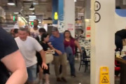 海外「【閲覧注意】銃乱射事件が起きて逃げ惑うアメリカ人達」