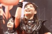 BABYMETALでの岡崎百々子のダンスと笑顔をまとめたビデオ　【海外の反応】