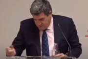 スペインの大臣が演説中に照れ笑い…水をコップではなくカップホルダーに注いでしまう