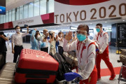 マスクを外した日本のファンが成田で中国選手団に接近し批判殺到（海外の反応）