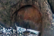 カザフスタンの山奥で発見された巨大な石の扉、その正体を巡ってネットが白熱