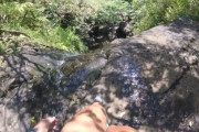 ハワイの滝、下が見えるスレスレまで近づき、足を滑らせて落ちていく映像が痛々しすぎて見ていらない件　海外の反応