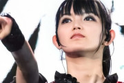 BABYMETALの女の子たちがクリスマスグッズの宣伝をしてるぞ　【海外の反応】