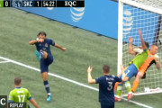 【海外の反応】米国リーグのGKが相手にプロレス技をかます「ロック様も反応しているぞ！」