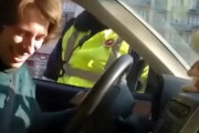 警察に車を止められ職務質問・・・近くにオウム返しするおもちゃが置かれてたらこうなる←何言ってるかわからんけどｸｿﾜﾛﾀｗｗ　海外の反応