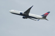 空の上のやさしい世界。飛行機恐怖症の女性客を、通路に座って慰め続けた客室乗務員