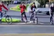 あいつ何やってんだ。道路で横断待ちしているところで勝手に進んで行った結果。海外の反応