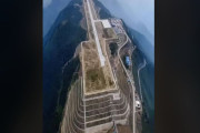 【海外の反応】中国重慶市の山頂にある巫山空港　海外の反応「事故が起こりそうだ、中国には確かに素晴らしい技術がある」