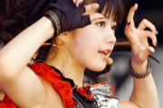 Su-METALの写真が届いたぞ！　“それトイレットペーパー？”　【海外の反応】