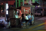 海外「いつまでも残り続けてほしい！」今も日本に残るリヤカーのラーメン屋台を見た海外の反応