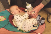 僕0歳。でも哺乳瓶とオモチャの違いはちゃーんとわかってるんだもん！