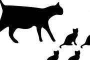 「子猫たちを見守るパパ猫の表情がなんか変…」→切ない理由があった