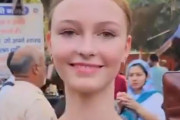 インド特有の「うなずき方」4つのジェスチャーを解説する女性